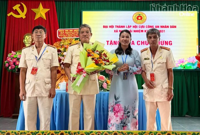 Lãnh đạo xã Ninh Hải tặng hoa chúc mừng Ban Chấp hành Hội Cựu CAND xã Ninh Hải nhiệm kỳ 2026 - 2031.