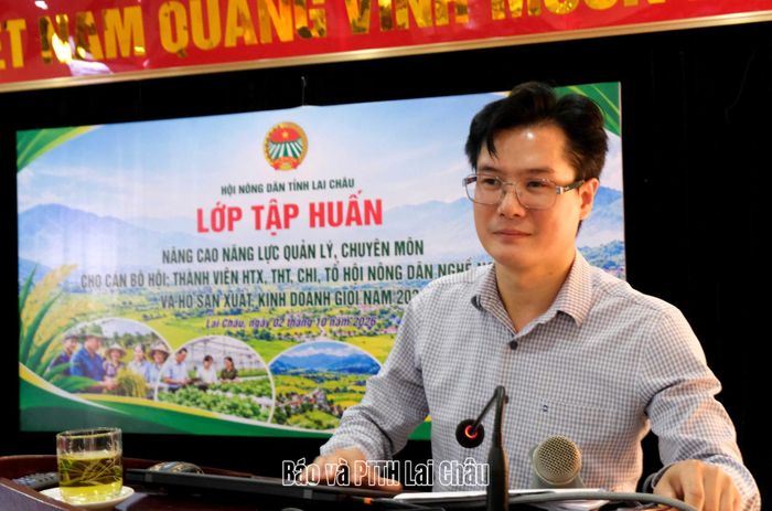 Giảng viên truyền đạt các nội dung về kinh tế tập thể, HTX kiểu mới tới các học viên.