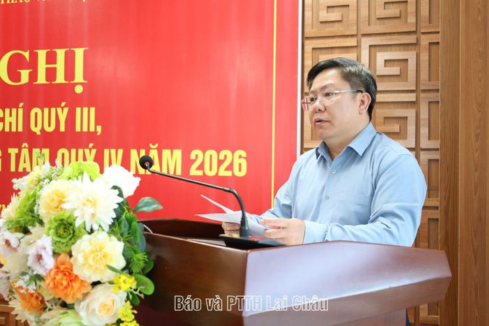 Đồng chí Trần Mạnh Hùng - Giám đốc Sở Văn hóa, Thể thao và Du lịch trình bày Báo cáo công tác quản lý nhà nước về báo chí quý III, nhiệm vụ trọng tâm quý IV năm 2026.