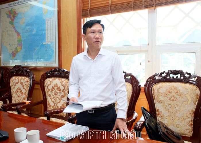 Lãnh đạo Sở Ngoại vụ trình bày Tờ trình Quy định về quản lý thống nhất các hoạt động đối ngoại trên địa bàn tỉnh. 