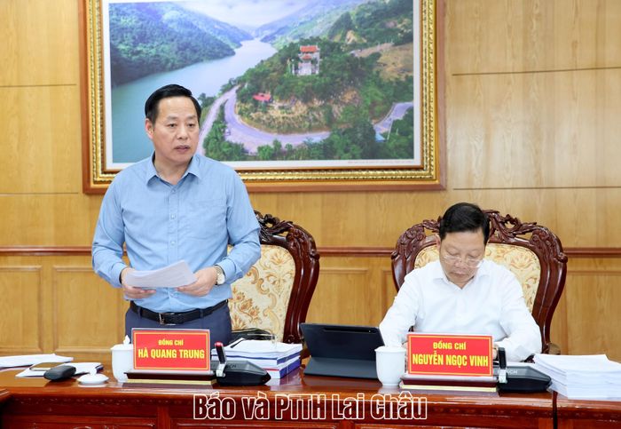 Đồng chí Hà Quang Trung - Phó Bí thư Tỉnh uỷ, Chủ tịch UBND tỉnh phát biểu tại cuộc họp. 