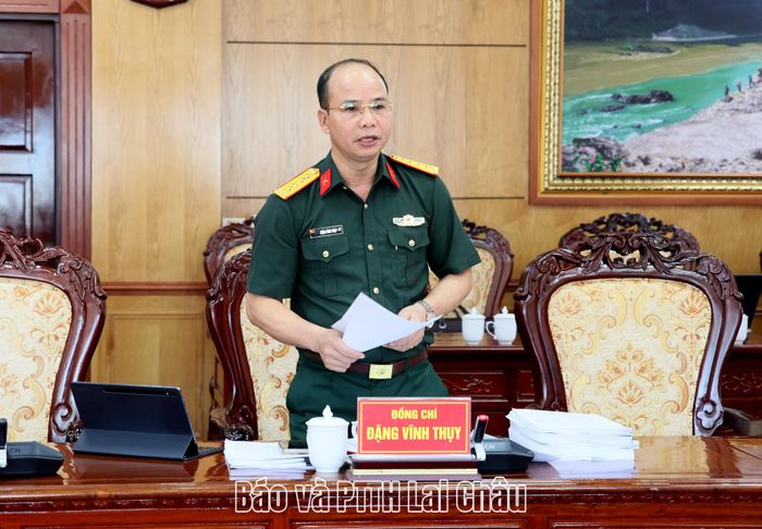 Đại tá Đặng Vĩnh Thuỵ - Ủy viên Ban Thường vụ Tỉnh uỷ, Chỉ huy Trưởng Bộ Chỉ huy Quân sự tỉnh phát biểu tại cuộc họp. 