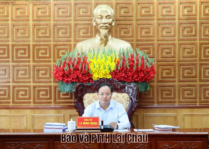 Đồng chí Lê Minh Ngân - Bí thư Tỉnh ủy, Chủ tịch HĐND tỉnh phát biểu kết luận cuộc họp. 