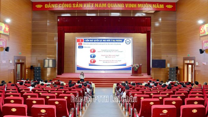 Giảng viên truyền đạt kiến thức cho học viên tại lớp bồi dưỡng.