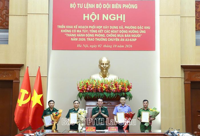 Trung tướng Vũ Trung Kiên - Ủy viên Quân ủy Trung ương, Tư lệnh BĐBP biểu dương, khen thưởng thành tích xuất sắc của các đơn vị trong đấu tranh chuyên án A3-626p. 