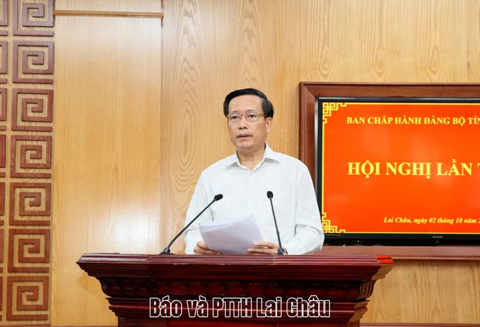 Đồng chí Lê Đức Dục - Ủy viên Ban Thường vụ, Trưởng Ban Tuyên giáo Tỉnh uỷ phát biểu tham luận tại hội nghị. 
