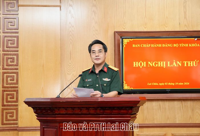 Lãnh đạo Đảng ủy Quân sự tỉnh phát biểu tham luận tại hội nghị. 