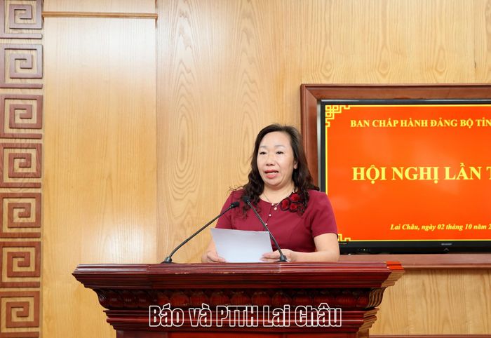 Lãnh đạo Uỷ ban Mặt trận Tổ quốc Việt Nam tỉnh phát biểu tham luận tại hội nghị. 