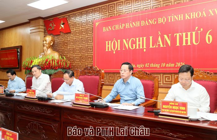 Các đồng chí Thường trực Tỉnh uỷ điều hành nội dung hội nghị. 