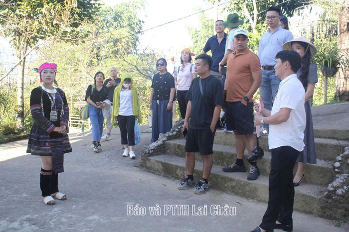 Người dân bản Lao Chải giới thiệu nét đẹp văn hóa, truyền thống của đồng bào dân tộc Mông đến đoàn khảo sát.