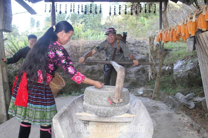Thành viên đoàn khảo sát trải nghiệm một phần văn hóa lao động, sản xuất của đồng bào Mông tại bản Lao Chải.