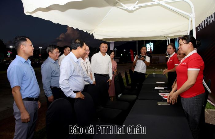 ...động viên tinh thần đội ngũ nhân viên Viettel làm nhiệm vụ phục vụ người dân, du khách khi đến sự kiện Y - Fest.
