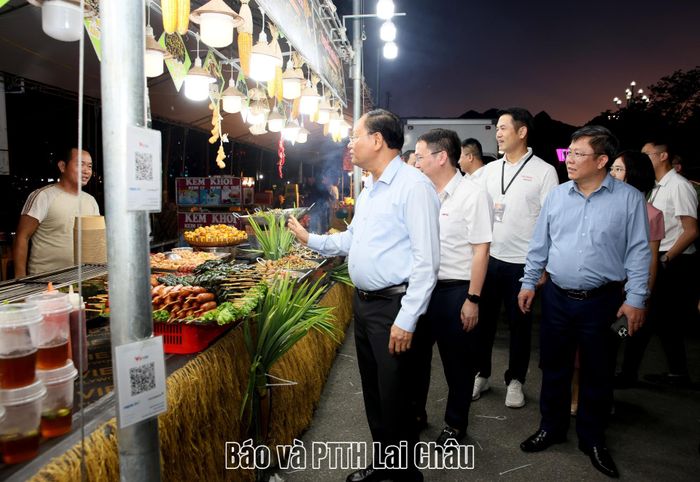 Kiểm tra khu ẩm thực, Bí thư Tỉnh uỷ Lê Minh Ngân yêu cầu các chủ gian hàng đảm bảo vệ sinh an toàn thực phẩm, đa dạng các món ăn hấp dẫn, đáp ứng nhu cầu của nhân dân và du khách.