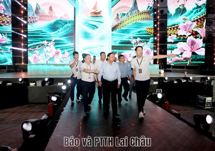Bí thư Tỉnh uỷ Lê Minh Ngân kiểm tra khu vực sân khấu.