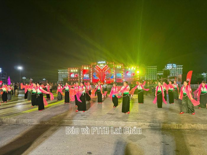 Màn diễu diễn Carnaval đường phố của nghệ nhân dân tộc Thái.