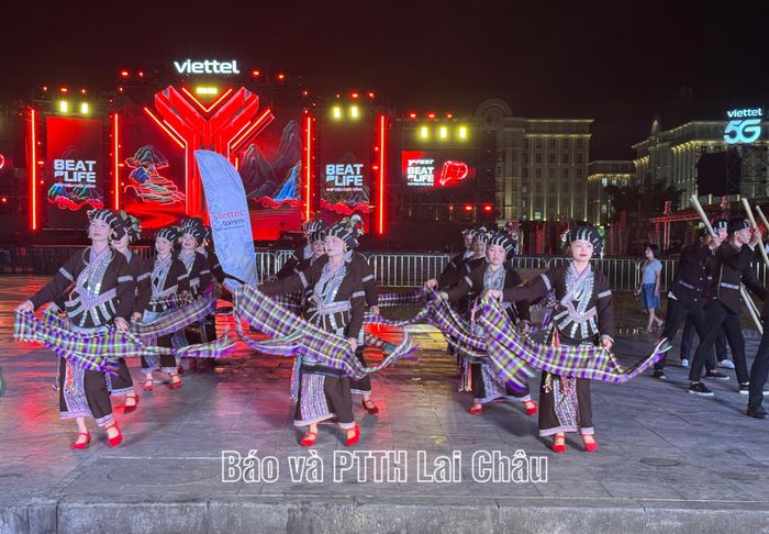 Màn diễu diễn Carnaval đường phố của dân tộc Lự.