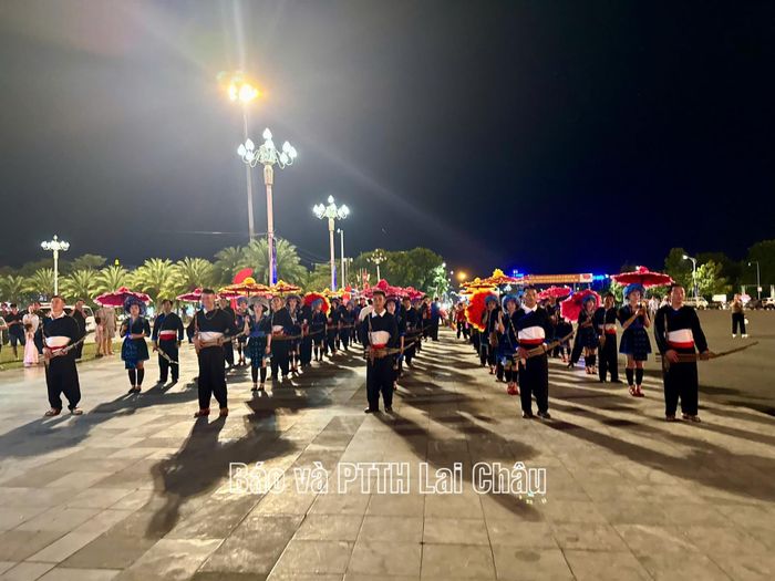 Màn diễu diễn Carnaval đường phố của dân tộc Mông.