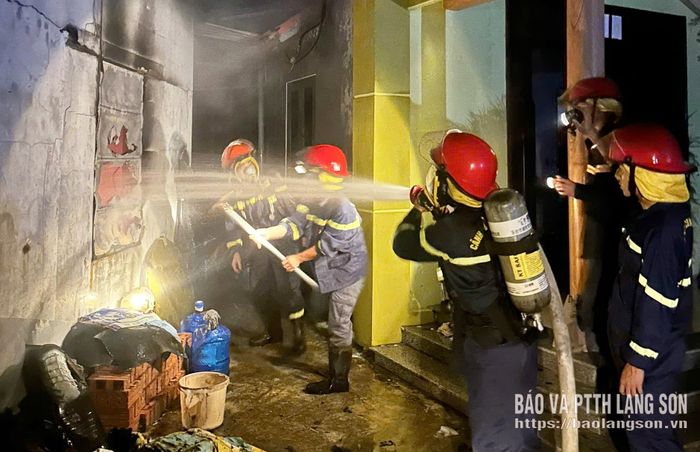 Cán bộ, chiến sĩ Phòng Cảnh sát Phòng cháy chưa cháy và cứu nạn cứu hộ, Công an tỉnh triển khai chữa cháy khu vực để phương tiện của một hộ dân ở thôn Bằng Khánh, xã Lộc Bình hồi tháng 8/2026