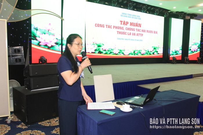 Báo cáo viên Sở Y tế truyền đạt chuyên đề về phòng, chống tác hại của thuốc lá 