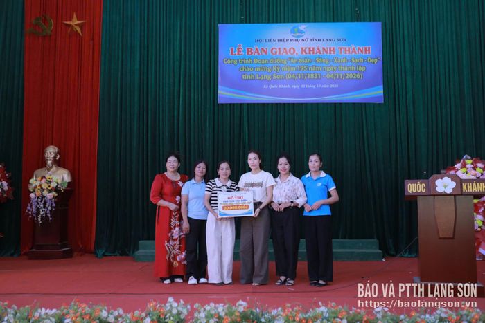 Đại diện Hội Doanh nhân nữ tỉnh Lạng Sơn trao biểu trưng kinh phí hỗ trợ xây dựng công trình Đoạn đường "An toàn - Sáng - Xanh - Sạch - Đẹp" cho Hội LHPN xã Quốc Khánh