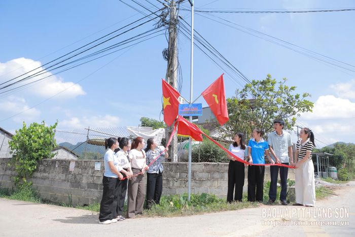 Các đại biểu kéo băng khánh thành công trình Đoạn đường "An toàn - Sáng - Xanh - Sạch - Đẹp" tại xã Quốc Khánh