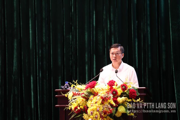 Đồng chí Đinh Hữu Học, Ủy viên Ban Thường vụ Tỉnh ủy, Phó Chủ tịch Thường trực UBND tỉnh trình bày Báo cáo kết quả thực hiện kịch bản tăng trưởng kinh tế quý III và 9 tháng đầu năm 2026