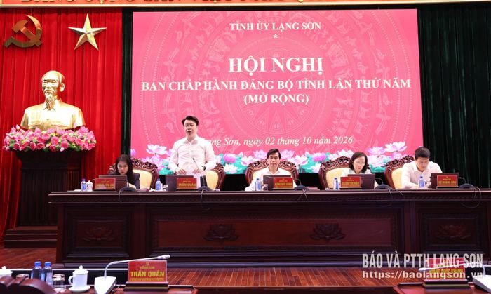 Đồng chí Trần Quân, Ủy viên dự khuyết Trung ương Đảng, Phó Bí thư Thường trực Tỉnh ủy điều hành thảo luận tại hội nghị