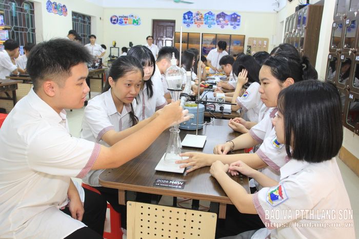 Học sinh Trường THPT Việt Bắc thực hành tại phòng học STEM 