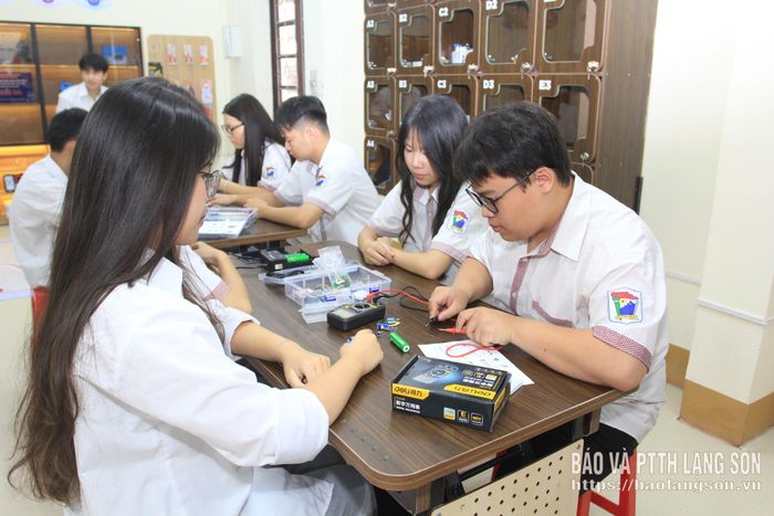 Học sinh Trường THPT Việt Bắc thực hành tại phòng học STEM 