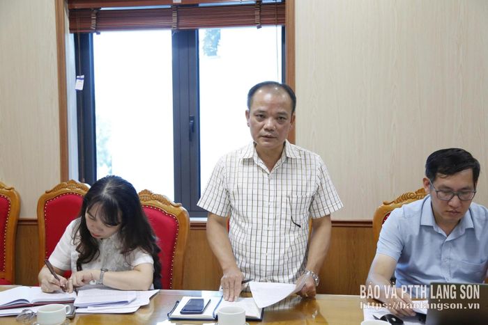 Lãnh đạo Ban Quản lý đầu tư xây dựng tỉnh nêu ý kiến tại cuộc họp