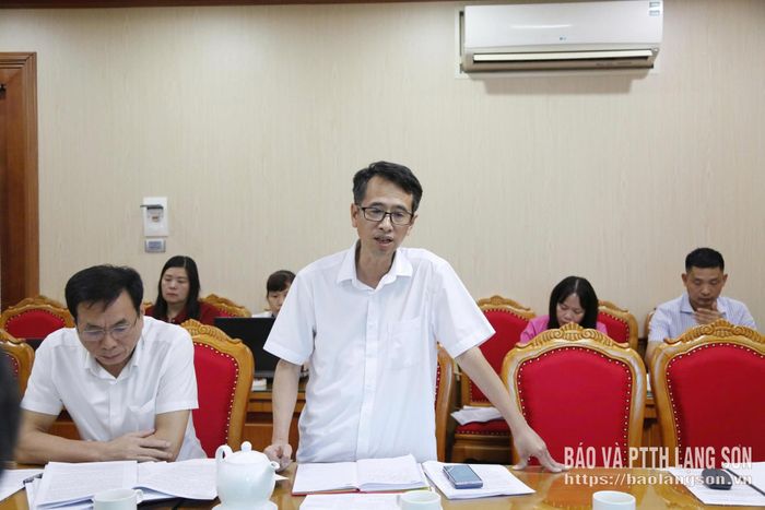 Lãnh đạo Sở Xây dựng phát biểu tại cuộc họp