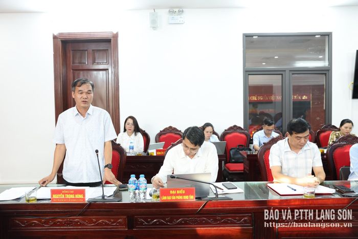 Lãnh đạo xã Vân Nham báo cáo kết quả thực hiện các nhiệm vụ 9 tháng đầu năm