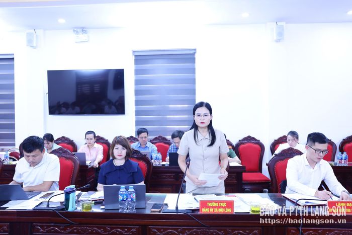 Lãnh đạo xã Hữu Lũng trình bày báo cáo kết quả thực hiện các nhiệm vụ 9 tháng đầu năm