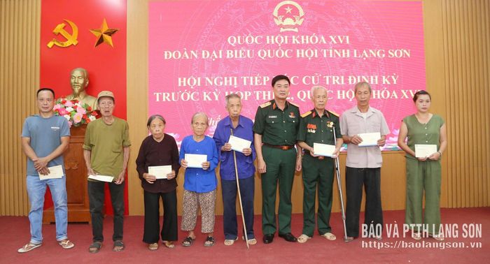 Thiếu tướng Nguyễn Văn Lịch tặng quà các gia đình chính sách, hộ có hoàn cảnh khó khăn trên địa bàn xã Thất Khê