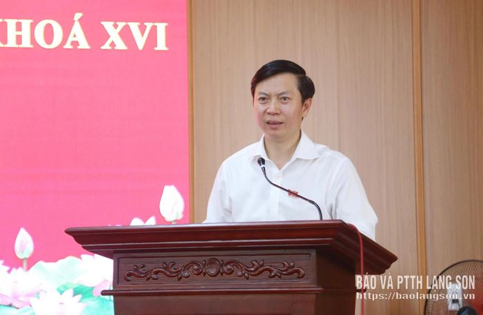 Đồng chí Nguyễn Hoàng Tùng, Ủy viên Ban Thường vụ Tỉnh ủy, Phó Chủ tịch Thường trực Ủy ban MTTQ Việt Nam tỉnh, Ủy viên Ủy ban Văn hóa và Xã hội của Quốc hội phát biểu tại buổi tiếp xúc cử tri