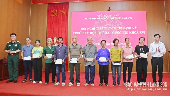 Đại biểu Nguyễn Hoàng Tùng và Thiếu tướng Nguyễn Văn Lịch tặng quà các gia đình chính sách, hộ có hoàn cảnh khó khăn trên địa bàn xã Hoàng Văn Thụ