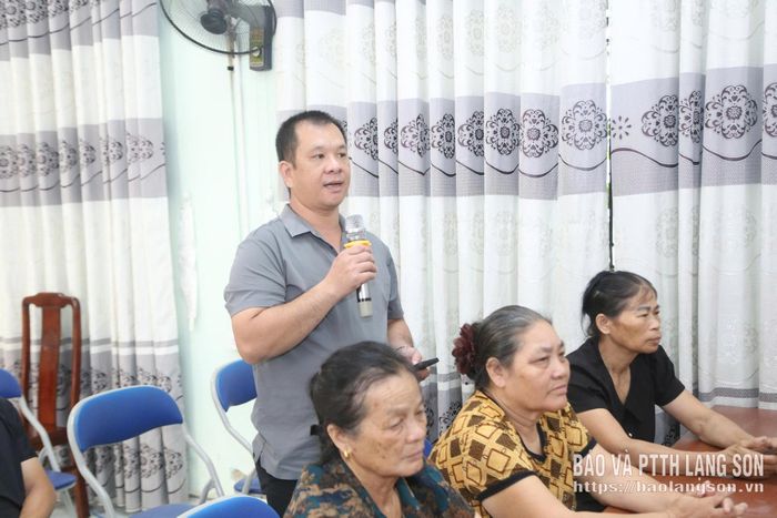Cử tri thôn Hang Đông, xã Thất Khê nêu kiến nghị tại buổi tiếp xúc 