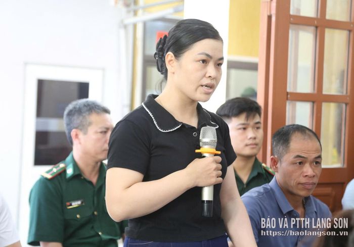 Cử tri thôn Nà Kéo Mới, xã Hoàng Văn Thụ nêu kiến nghị tại buổi tiếp xúc 