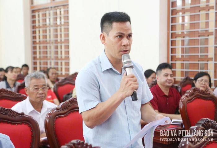 Cử tri xã Hoàng Văn Thụ nêu kiến nghị tại buổi tiếp xúc 