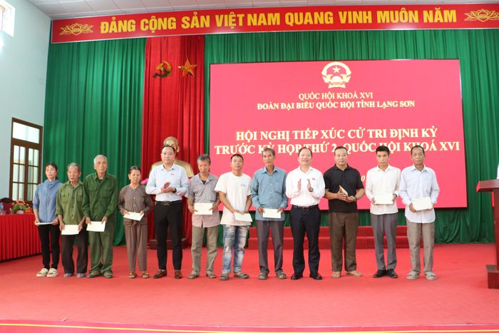 Đoàn Đại biểu Quốc hội tỉnh tặng quà các gia đình trên địa bàn xã Hữu Liên
