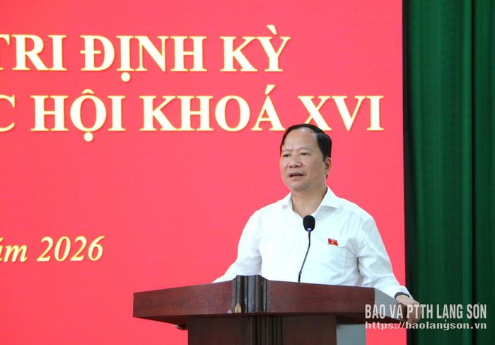 Đại biểu Nguyễn Đặng Ân, Phó Trưởng Đoàn đại biểu Quốc hội tỉnh phát biểu tại hội nghị tiếp xúc cử tri xã Hữu Liên
