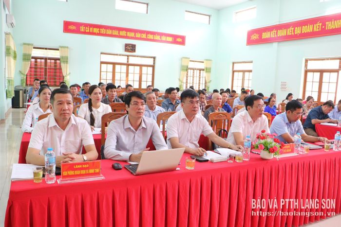 Các đại biểu dự hội nghị tiếp xúc cử tri tại xã Hữu Liên