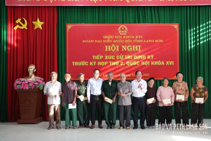 Đoàn đại biểu Quốc hội tỉnh tặng quà các gia đình trên địa bàn xã Cai Kinh