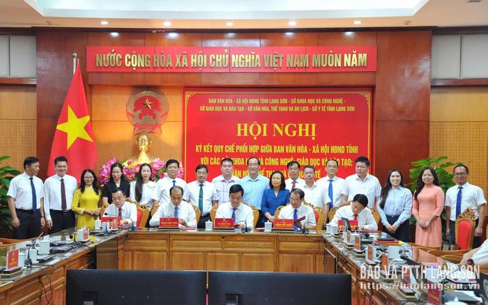Lãnh đạo Ban Văn hoá - Xã hội HĐND tỉnh ký kết quy chế phối hợp với lãnh đạo 4 Sở: Y tế; Giáo dục và Đào tạo; Văn hóa, Thể thao và Du Lịch; Khoa học và Công nghệ