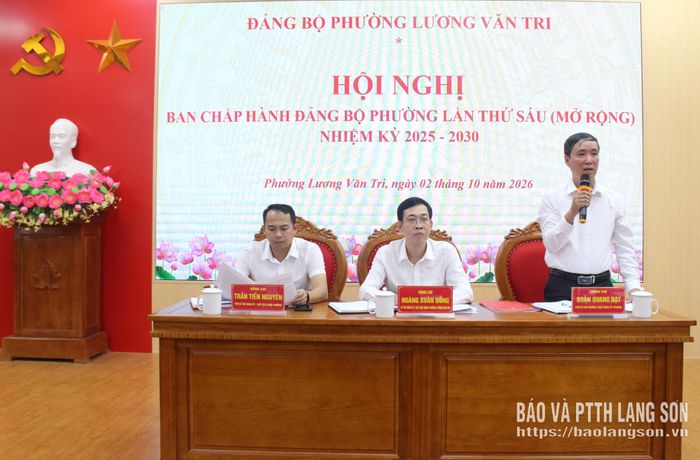 Lãnh đạo Đảng ủy phường điều hành thảo luận tại hội nghị