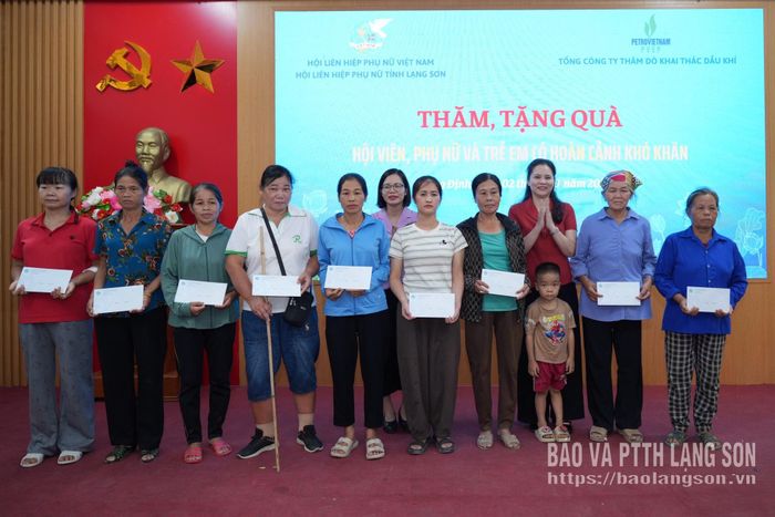 Lãnh đạo Hội Liên hiệp Phụ nữ tỉnh, Sở Khoa học và Công nghệ trao quà cho hội viên, phụ nữ tại hội nghị