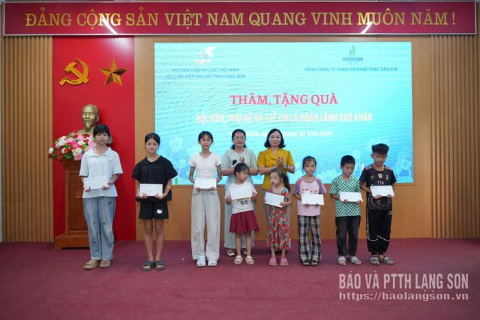 Lãnh đạo Hội Liên hiệp Phụ nữ tỉnh, Sở Nông nghiệp và Môi trường trao quà cho trẻ em có hoàn cảnh khó khăn