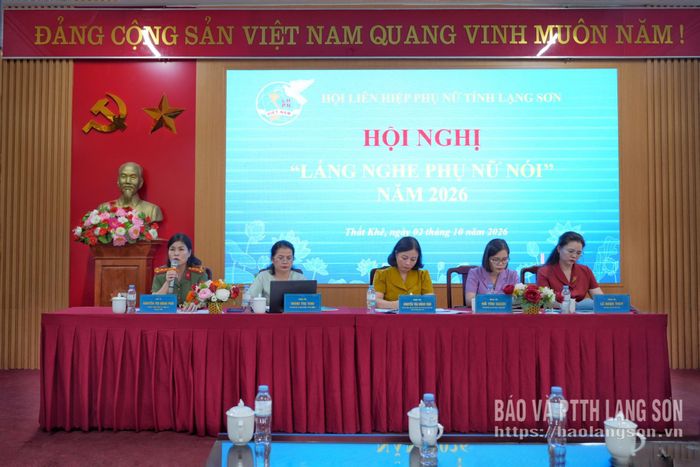 Đại diện Công an tỉnh trả lời câu hỏi của hội viên phụ nữ tại hội nghị