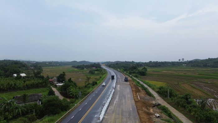 Hình hài tuyến cao tốc 4 làn xe từ Yên Bái đi Lào Cai đã dần hiện hữu.