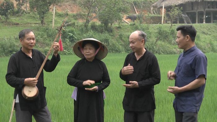 Nghệ nhân Ưu tú Hoàng Tương Lai và Nghệ nhân Dân gian Hoàng Ngọc Thành tích cực truyền dạy làn điệu hát Then, đàn Tính ở cơ sở